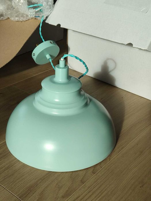 Lampa wisząca nad stół.