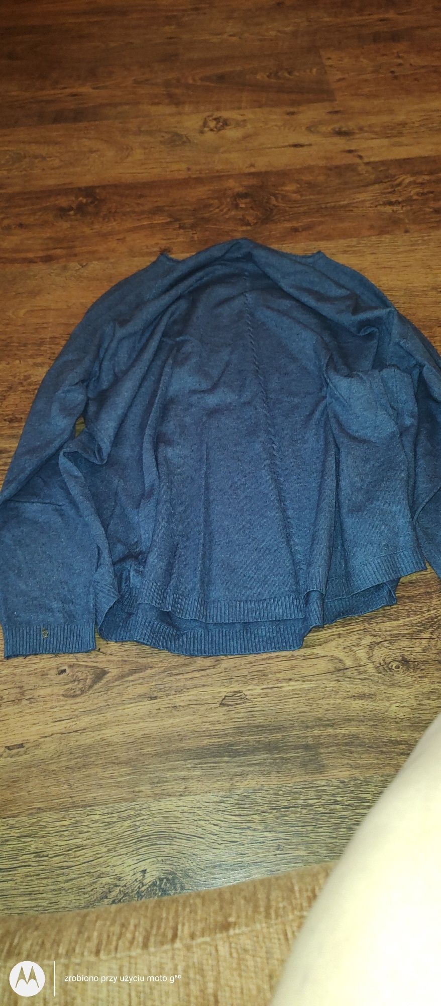 Damski niebieski sweterek