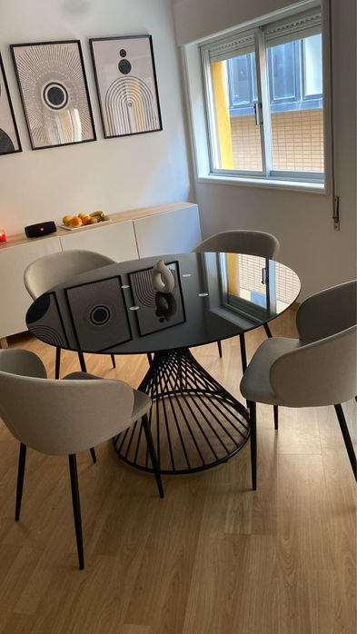 Conjunto de mesa e cadeiras