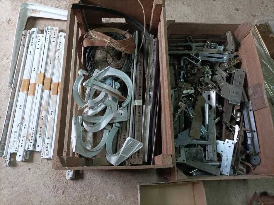 Lote Grande de Ferragens de Carpintaria