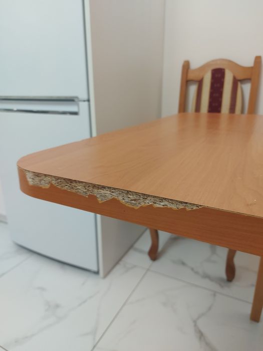 Стіл з стільцями