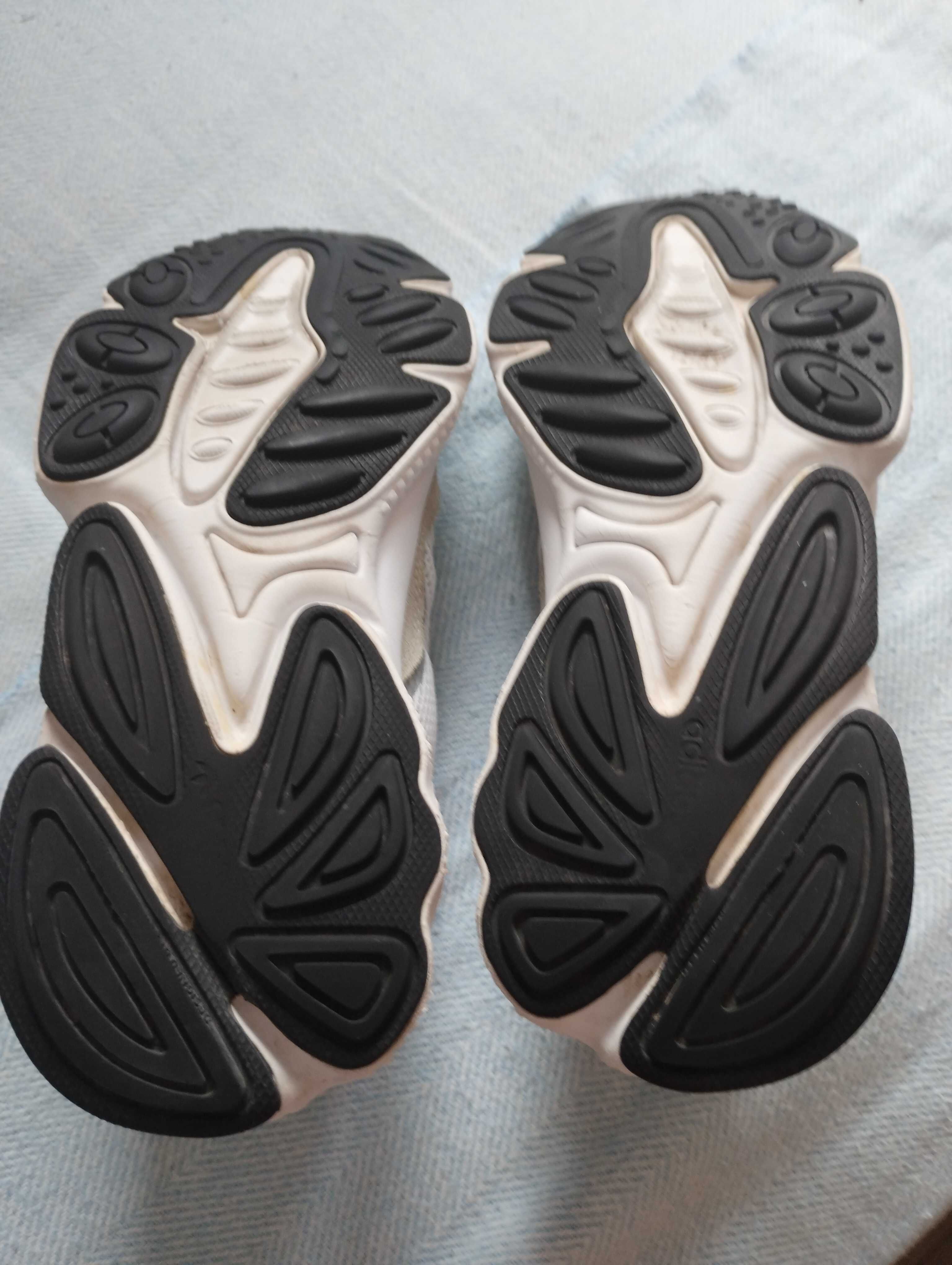 Damskie trampki Adidas, beżowe, materiałowe.