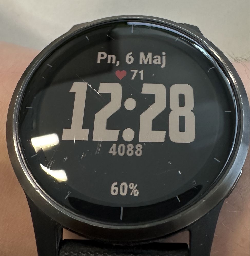 Zegarek Garmin vivoactive 4,, troszeczke porysowany bok i sama koperta
