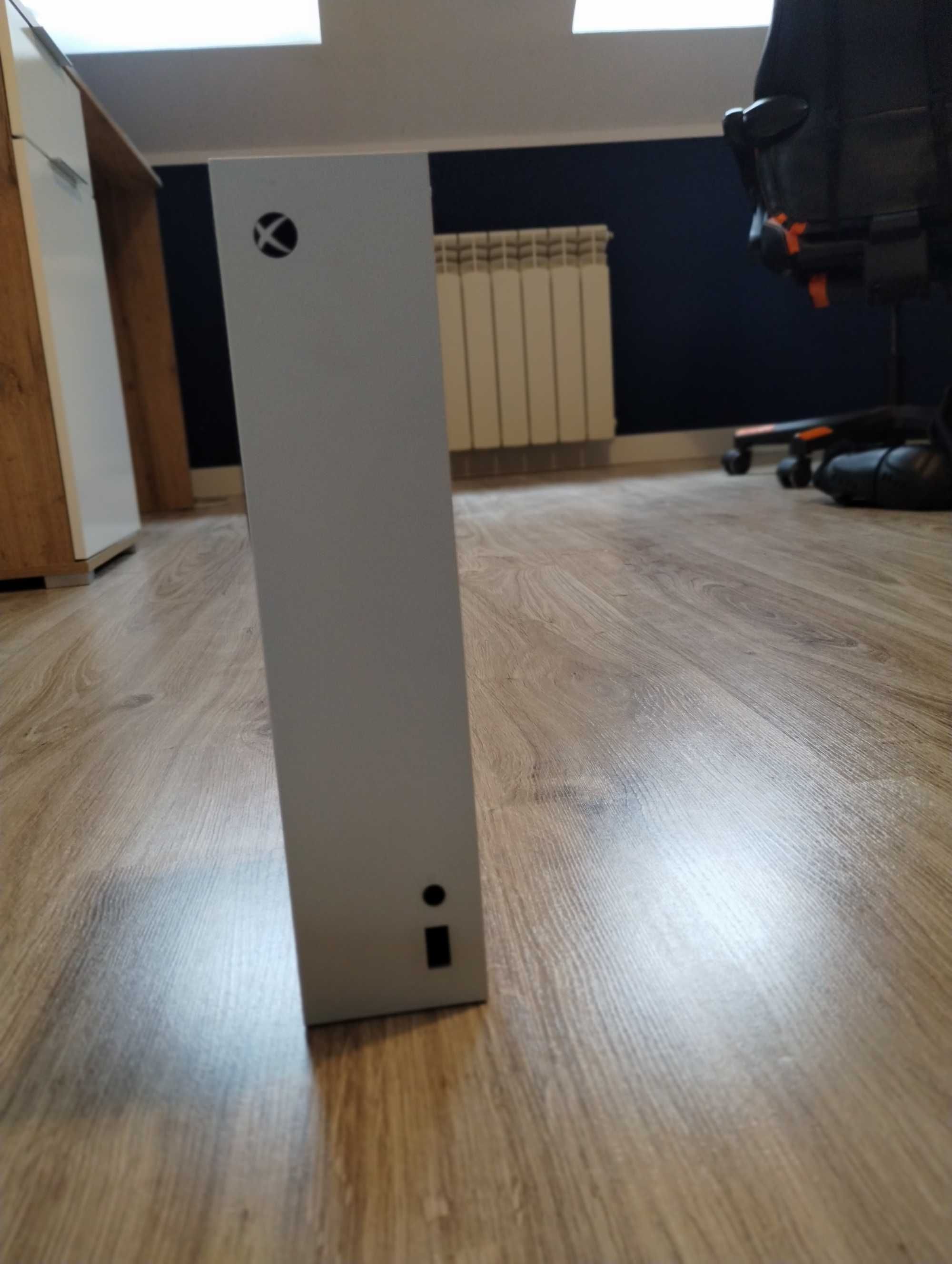 Xbox series s +2 kontrolery i stacja ładująca