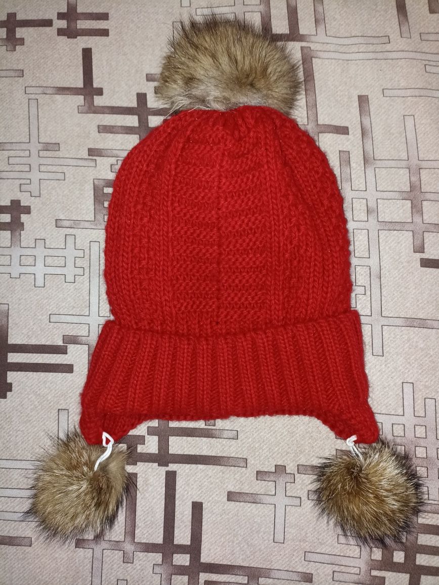 Красная шапка на флисе. Вязанная, теплая