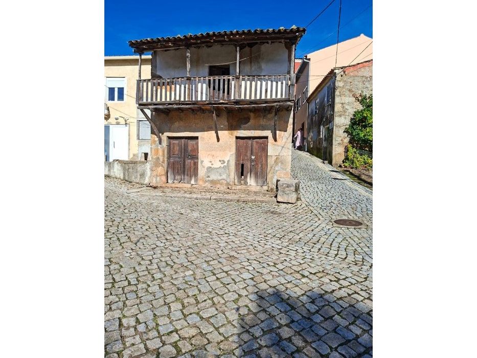 Casa Antiga em Pedra com Grande Potencial na Aldeia do Telhado