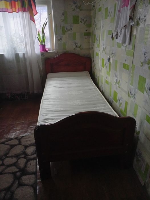 Продам дерев'яну кровать з ортопедичним матрасом .