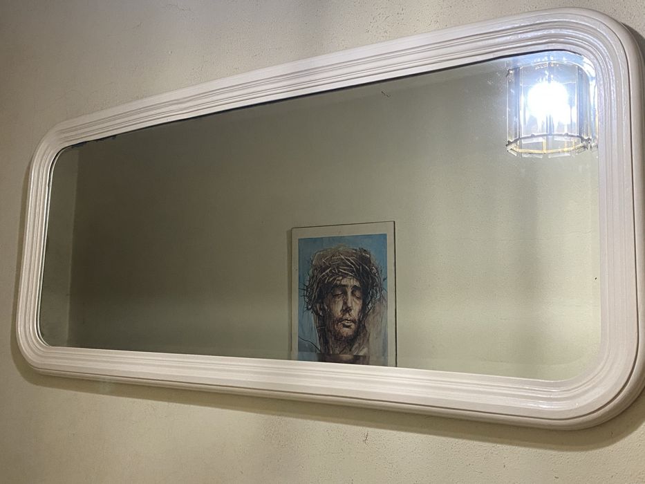 Espelho, cómoda e vitrine pequena