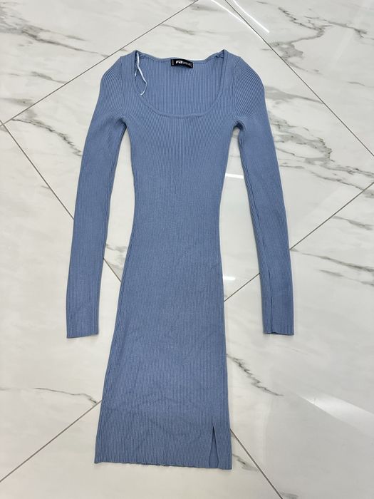 Блакитна сукня в рубчик