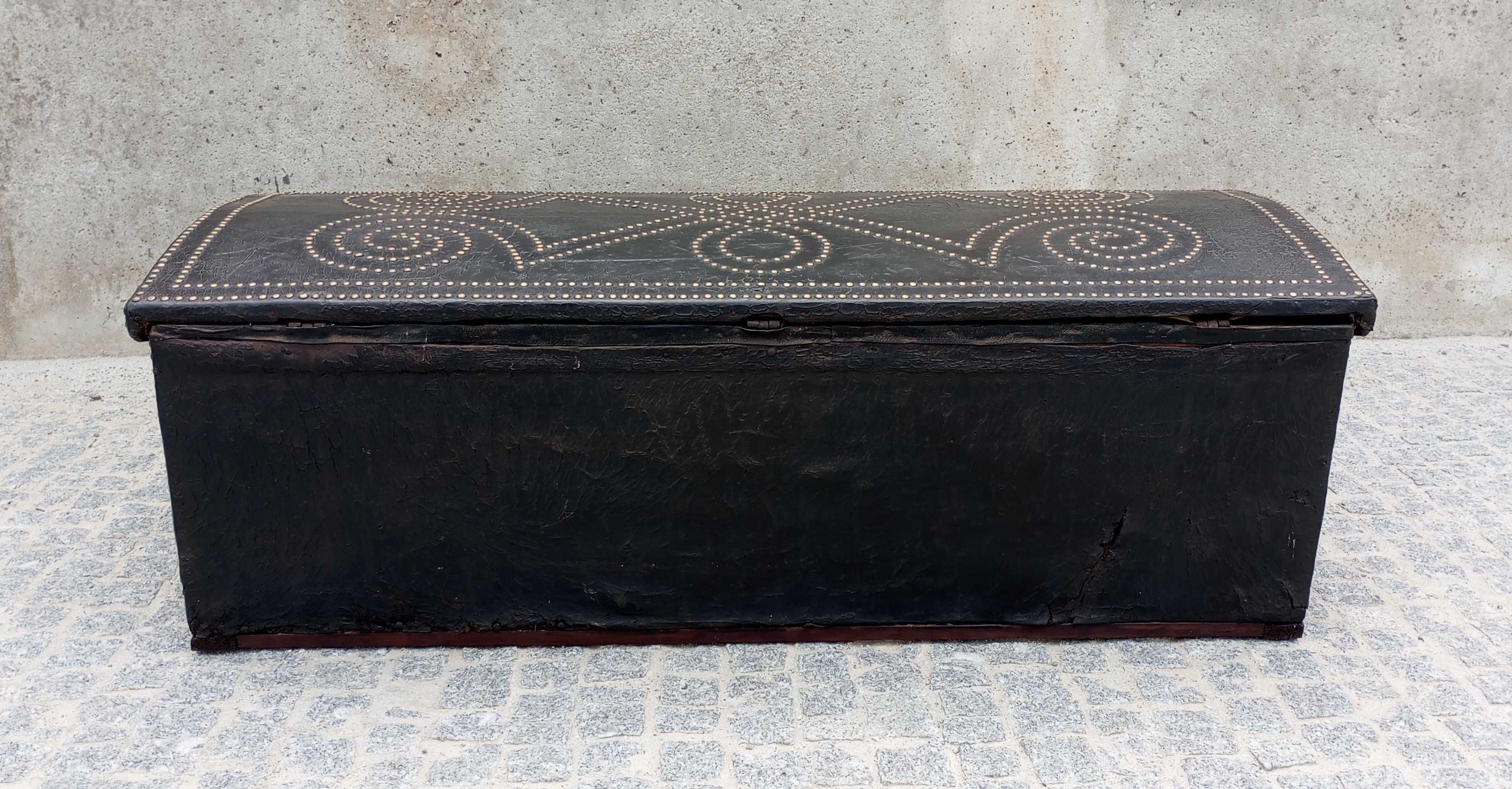 Antigo baú de duas fechaduras séc. XVIII/XIX
