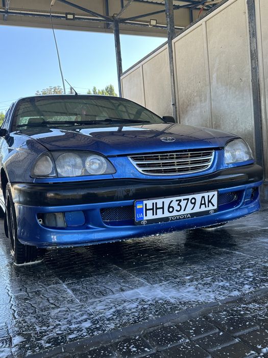 Продам Тойоту Авенсис 1998 року автомат