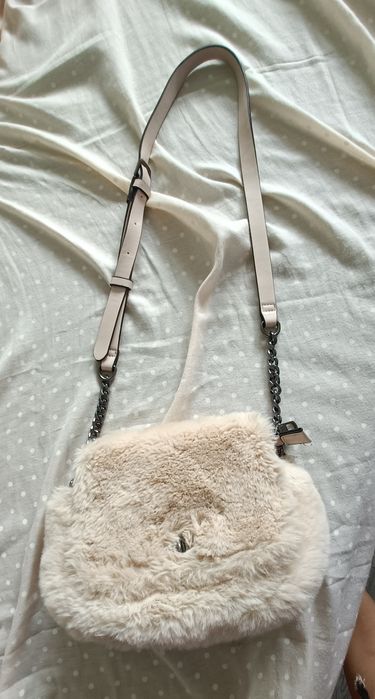 Mala de tiracolo com pêlo