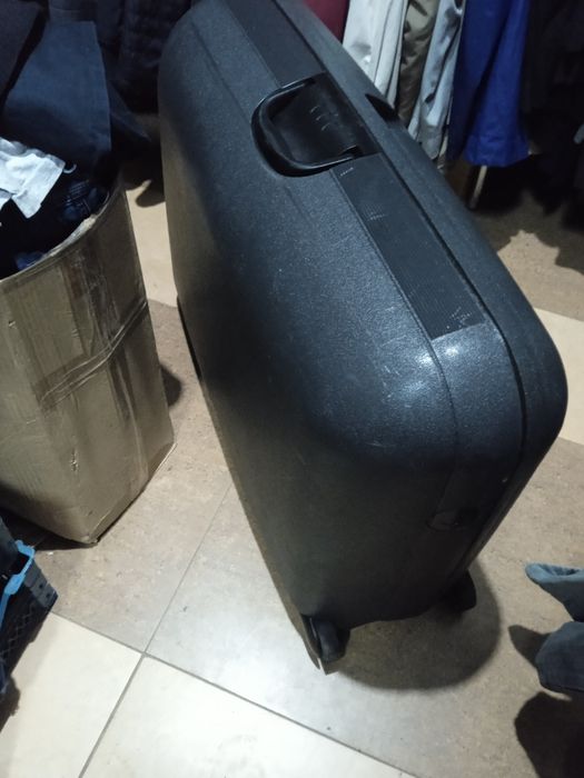 Продам большой  чемодан на 4 х колесах с накладной ручкой и на замках