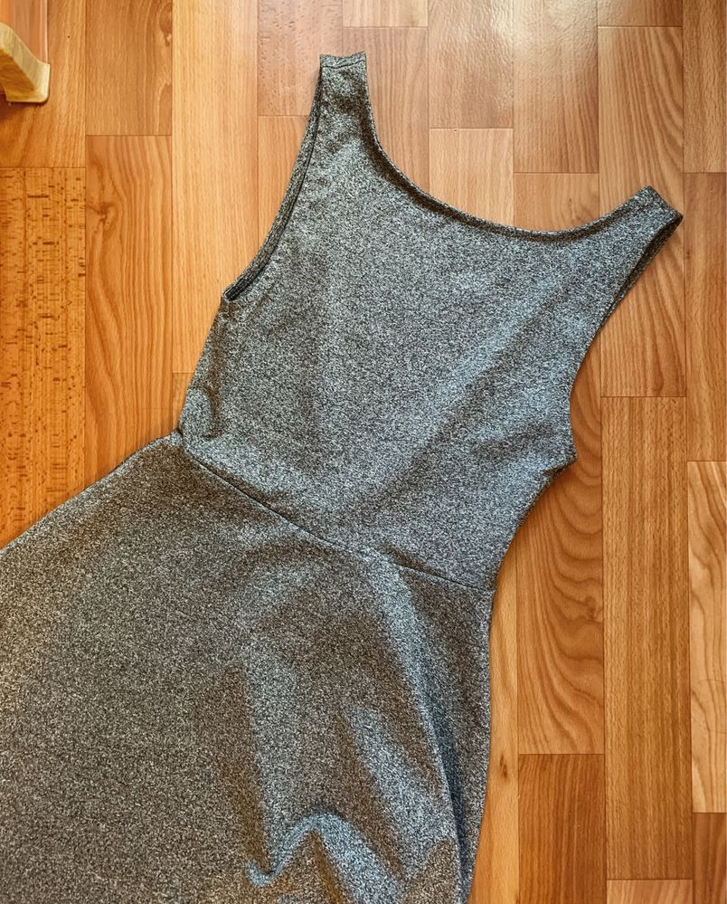 Нова сіра сукня з відкритою спинкою від H&M