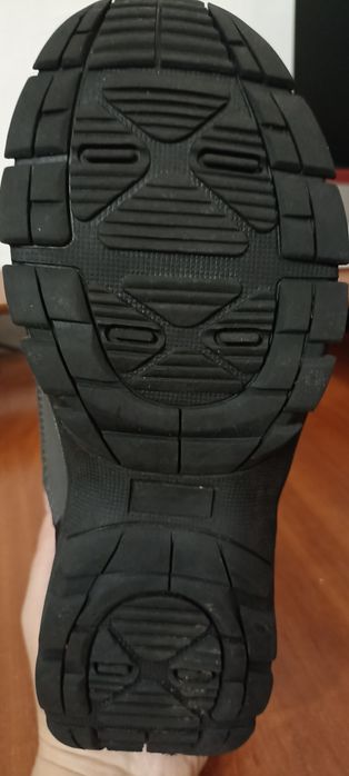Продаються зимові дитячі черевики (кросівки вищі)