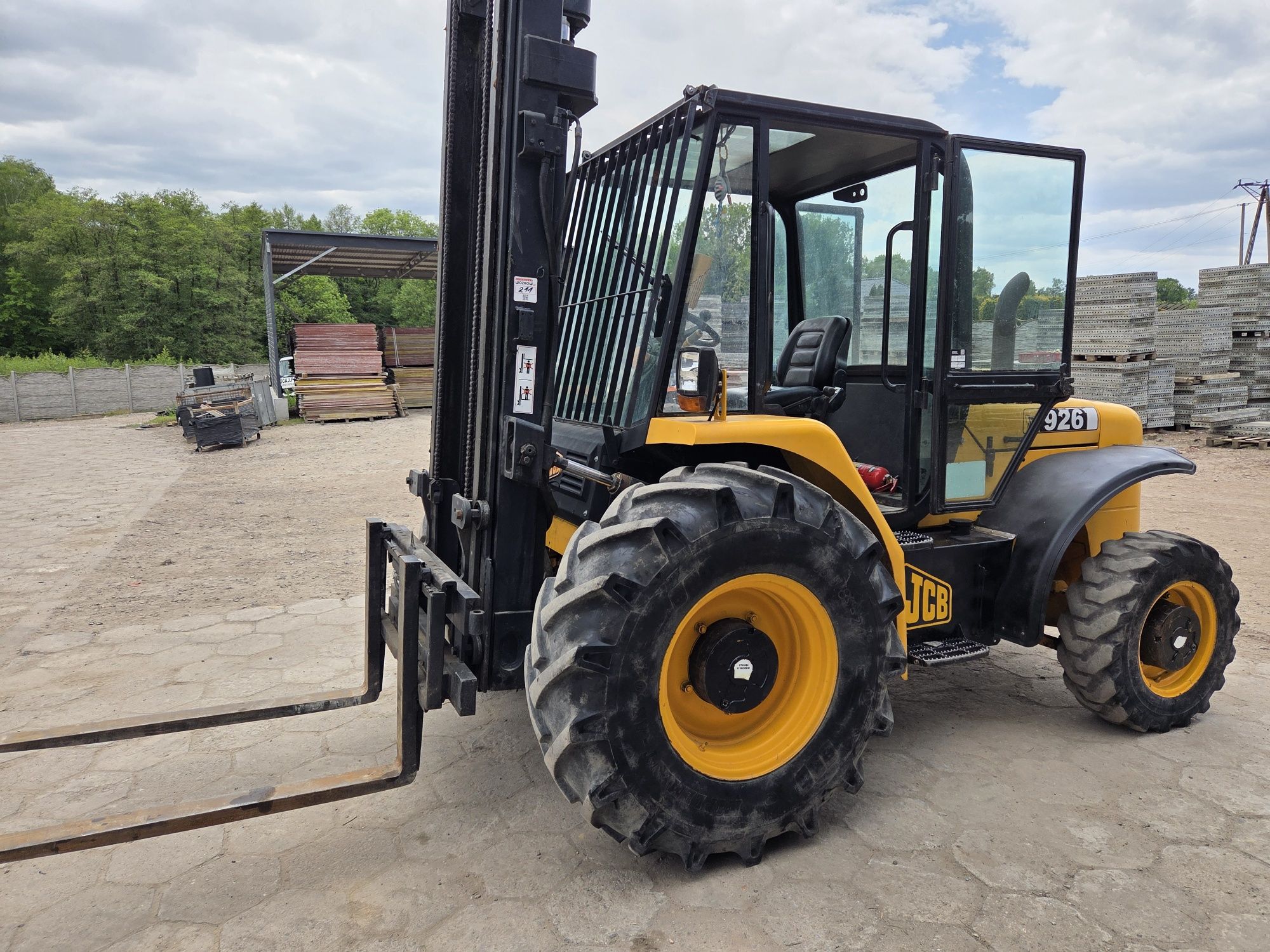 Wozek widłowy triplex 2.6t terenowy 4x4 blokada mostu JCB 926  ideał