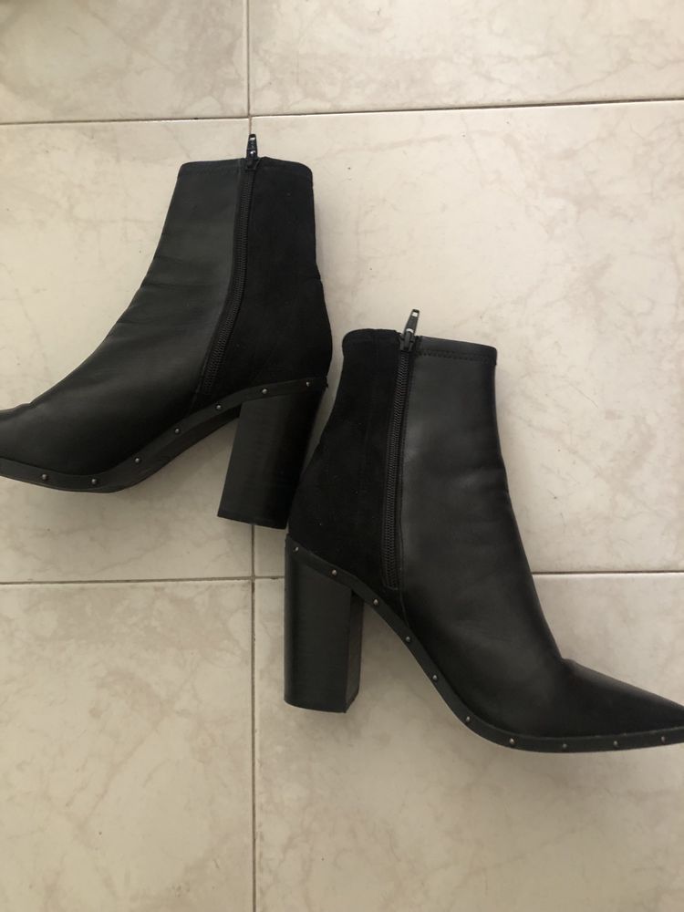Botins em pele e camurça com tachas ALDO