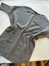Szary sweter wełniany