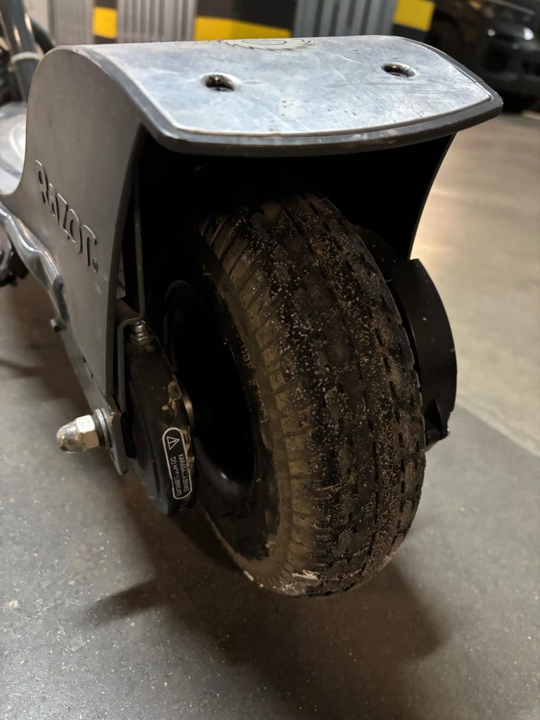 Hulajnogę elektryczną Razor E300s