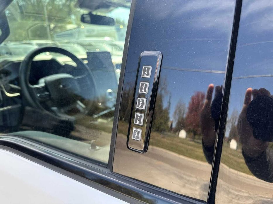 Ford F-150 Lightning Lariat SuperCrew      2022