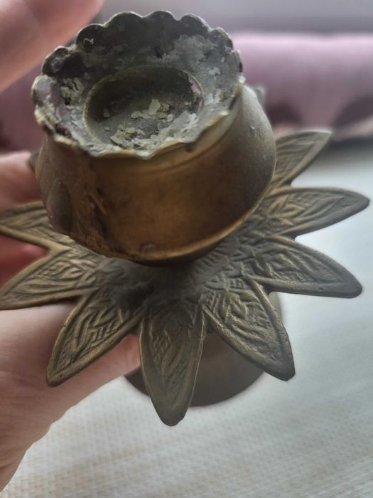 Stary mały świecznik