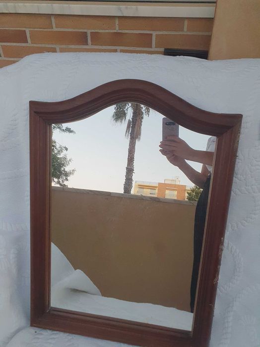 Espelho com moldura em madeira