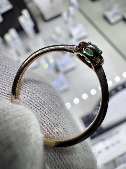 прекрасное золотое кольцо с изумрудом и натуральными бриллиантами