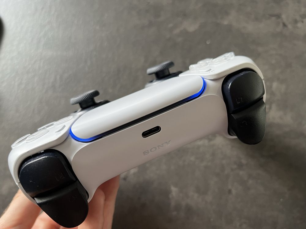 Pad ps5 dualsense v2 stan idealny + pudelko