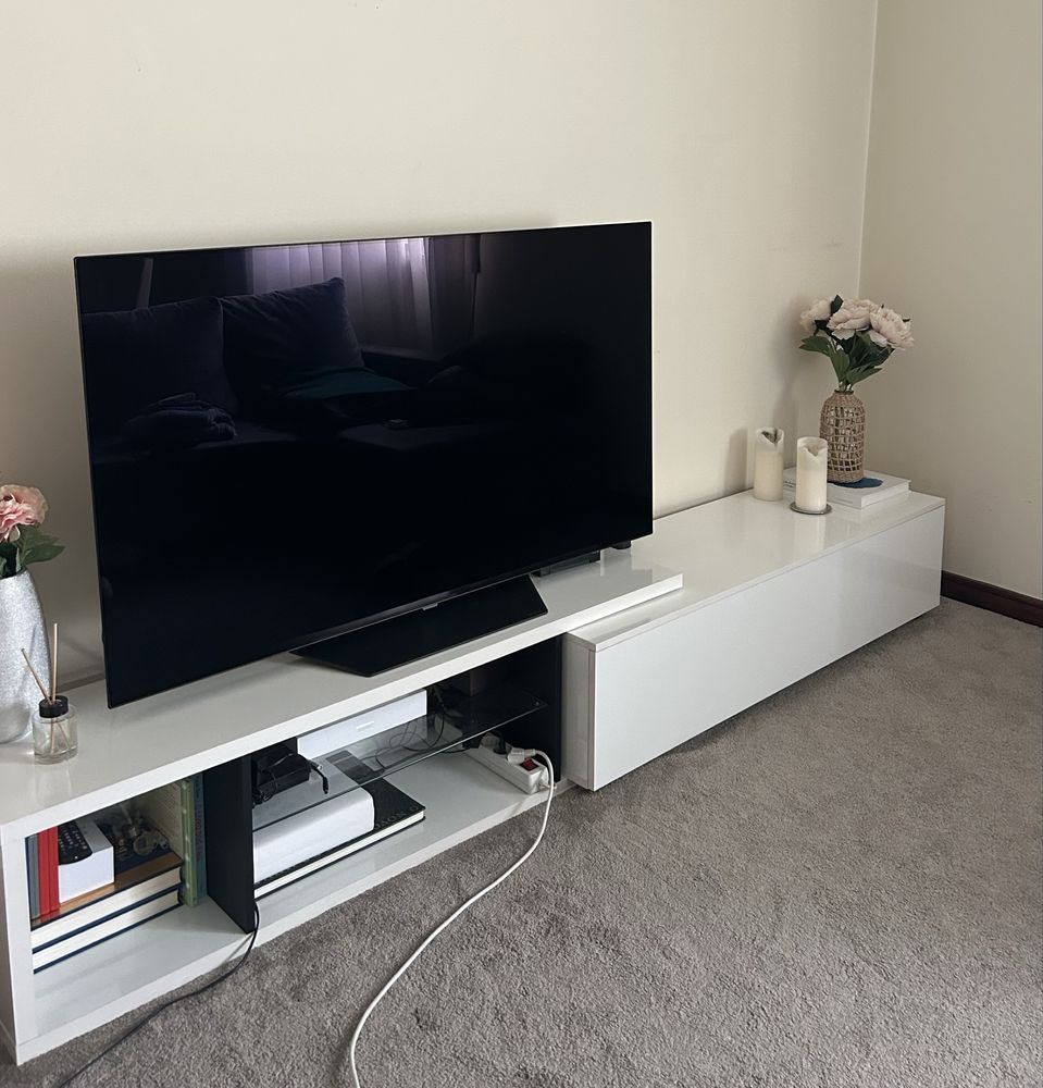 Mobiliario de sala de estar branco e preto