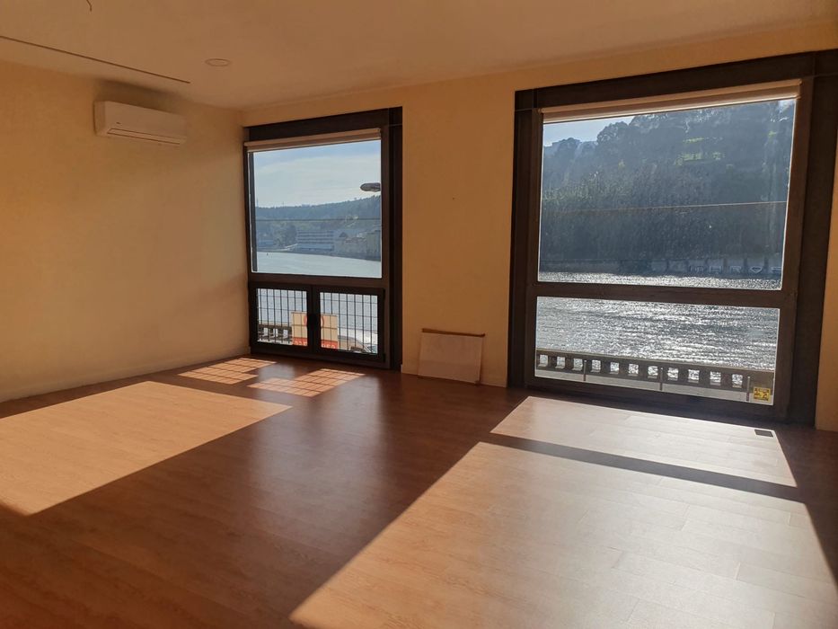 Loja duplex, frente ao rio com dois pisos da para restauração 170m2