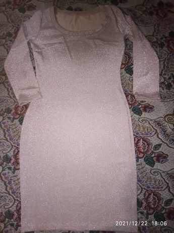 Сверкающее женское платье, демисезонное пальто.