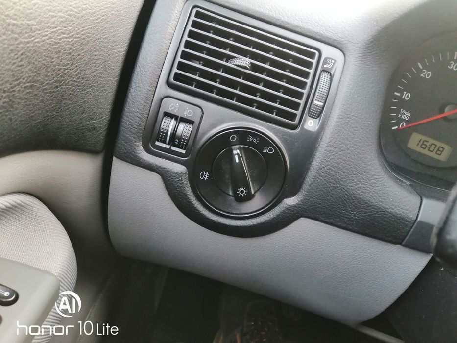 Гольф 4  2001р. 1.4 16v 154000 пробігу.