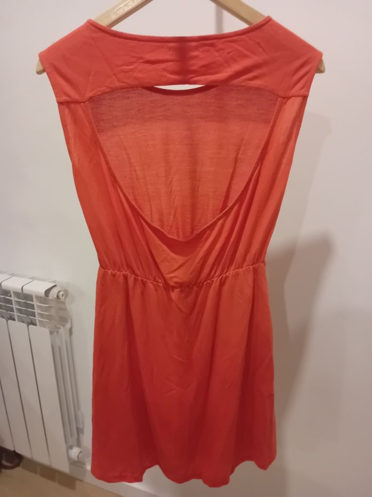 Vestido laranja com costas abertas
