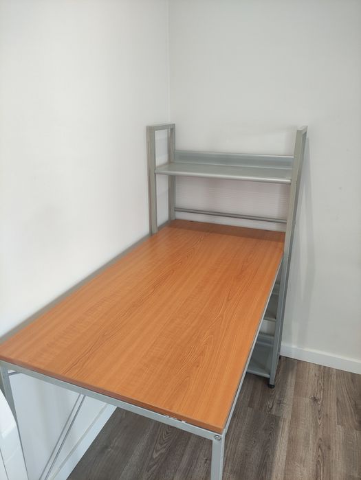 Secretária com prateleiras