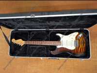 Електрогітара форми Stratocaster із кейсом