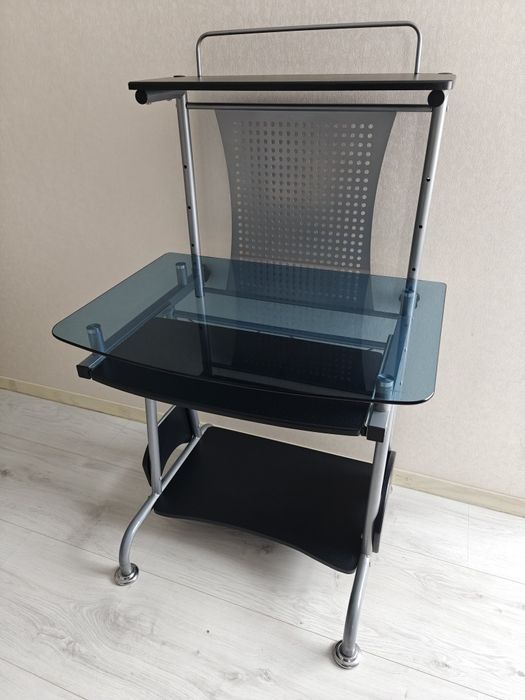 Комп'ютерний стіл металево скляний