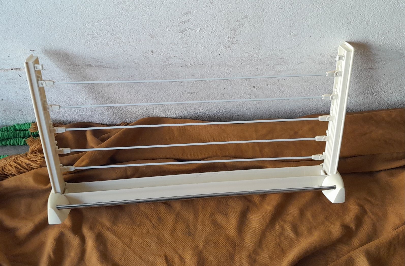 Estendal em branco com 5 barras