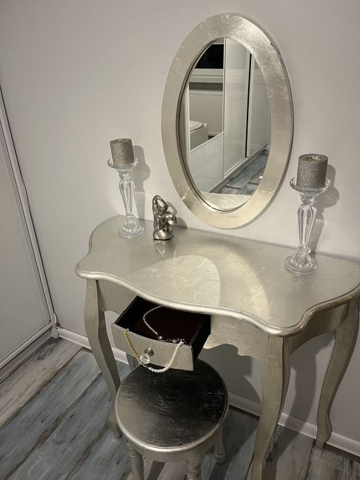 Elegancka sreberna toaletka w stylu glamour