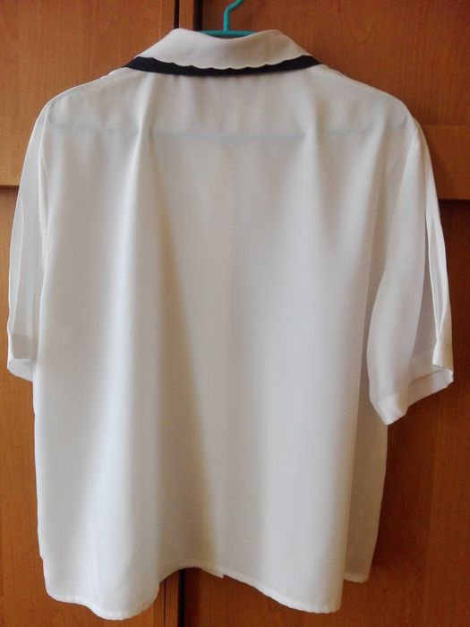 Śnieżnobiała, ślicznie haftowany kołnierz + granatowe dodatki, XXL