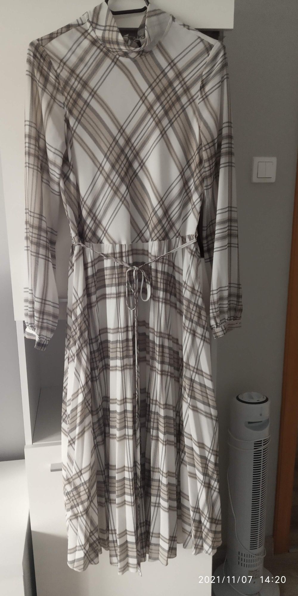 Sukienka Reserved 34
