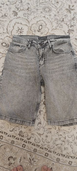 Джинсові шорти на чоловіка або підлітка