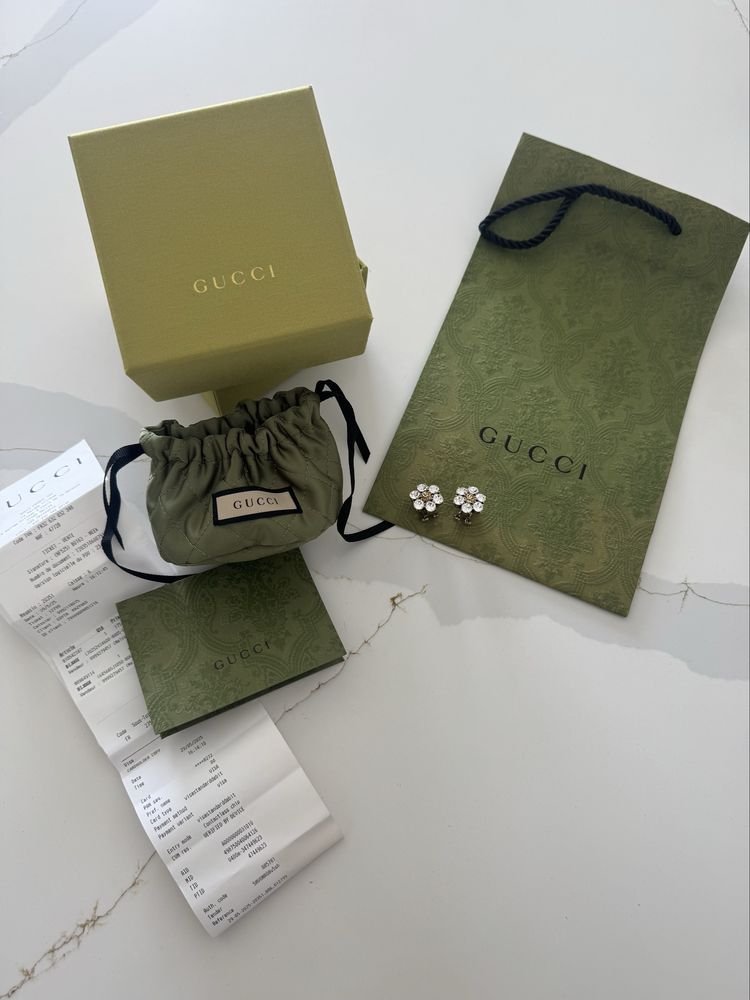 Gucci przepiękne kolczyki / klipsy z cyrkonami złote logo 2 cm