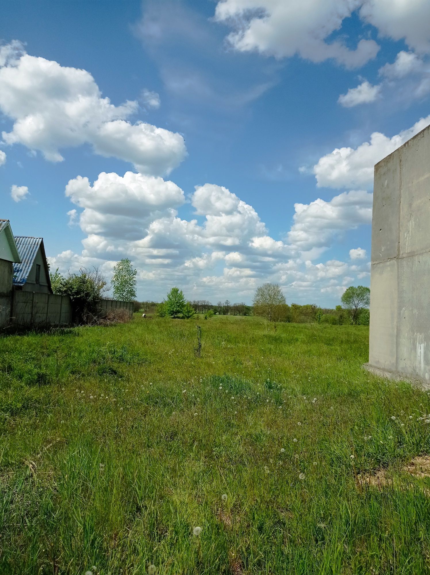 Ділянка з недобудовою в Левкові