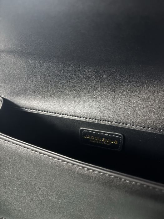 Jacquemus torebka czarna z dlugim paskiem zlote logo kopertowka