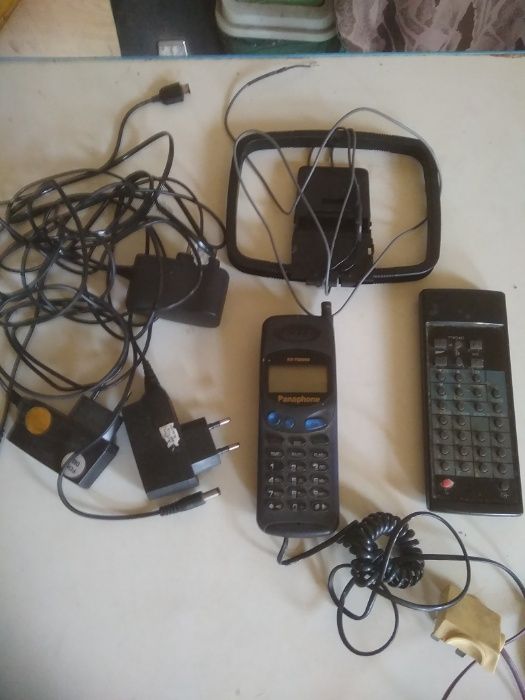 Телефон, шнуры для зарядкки разные, антена, пульт, запчасти,/смотреть/