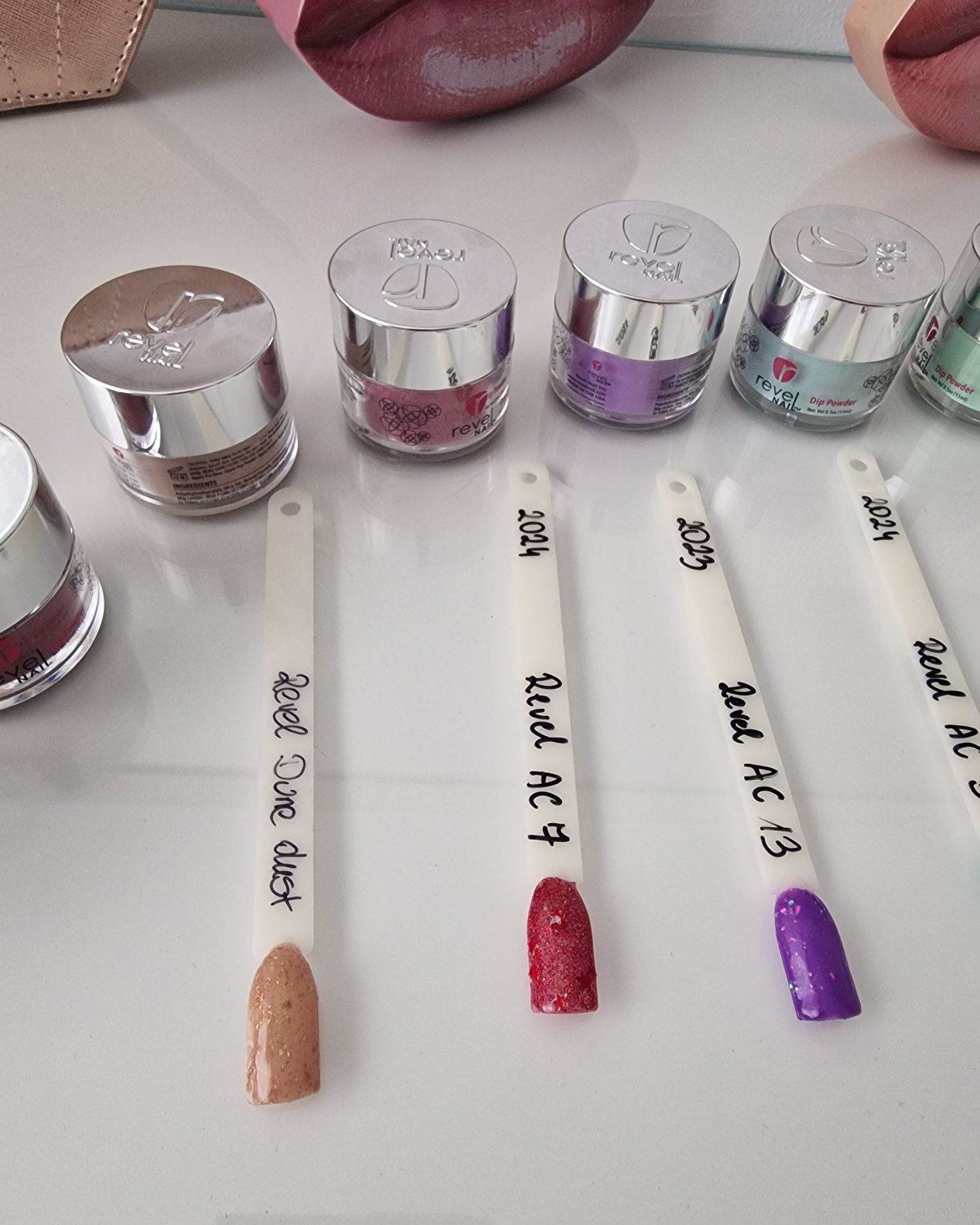 Pudry tytanowe kolory manicure tytanowy