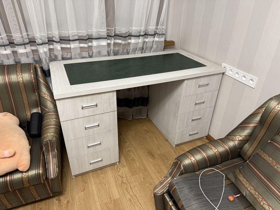 Письмовий стіл в гарному стані