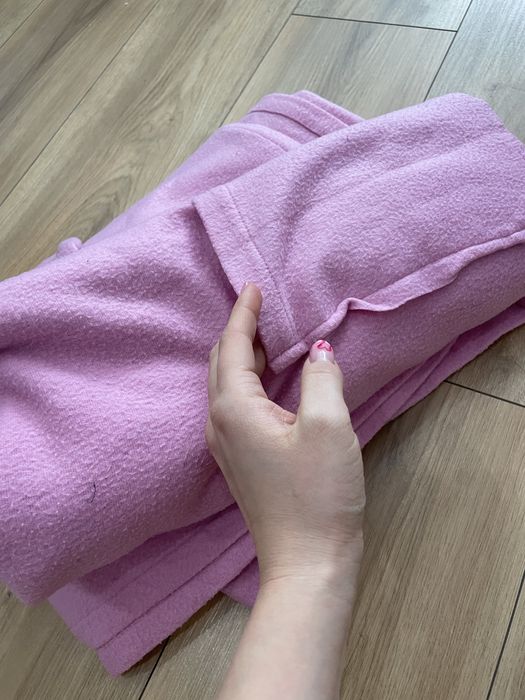 Różowy koc z rękawami i kieszeniami