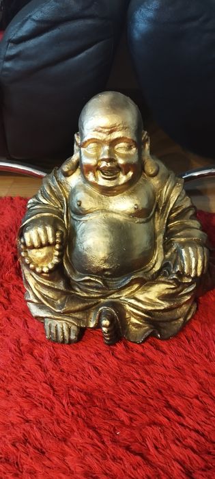 Figura Buddy z drewna.