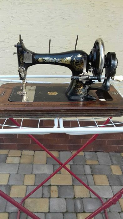 Раритетная швейная машинка SINGER, недорого.